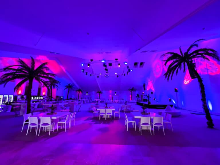 Sommerfest Indoor Location mit Palmen
