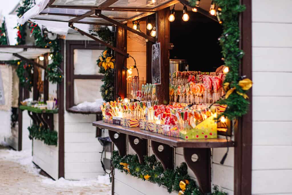 dekoration und bunte Lichter auf firmeninternen Weihnachtsmarkt privat