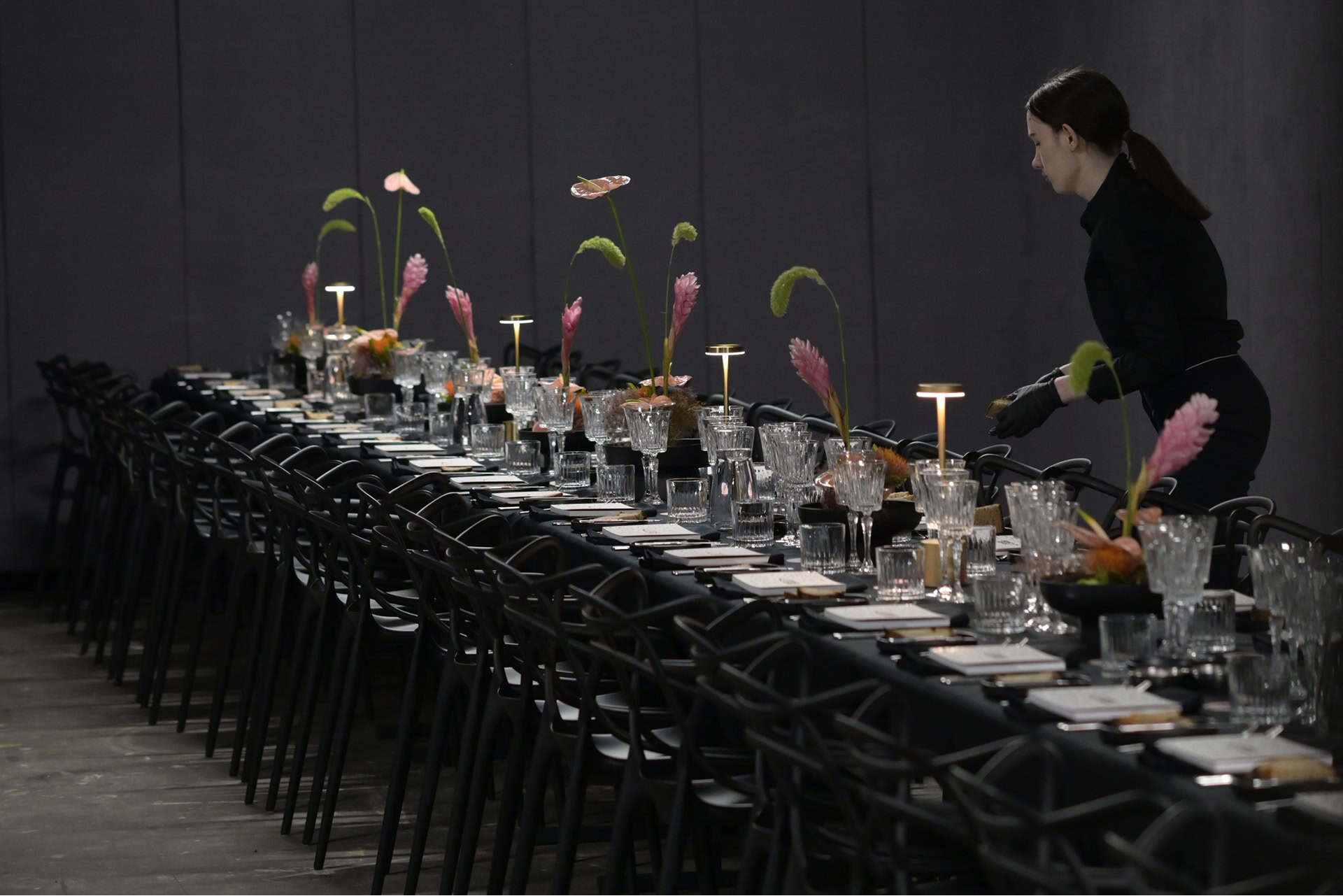 Eleganter Tisch mit Dekoration für Events in Frankfurt, von Eventagentur gestaltet.