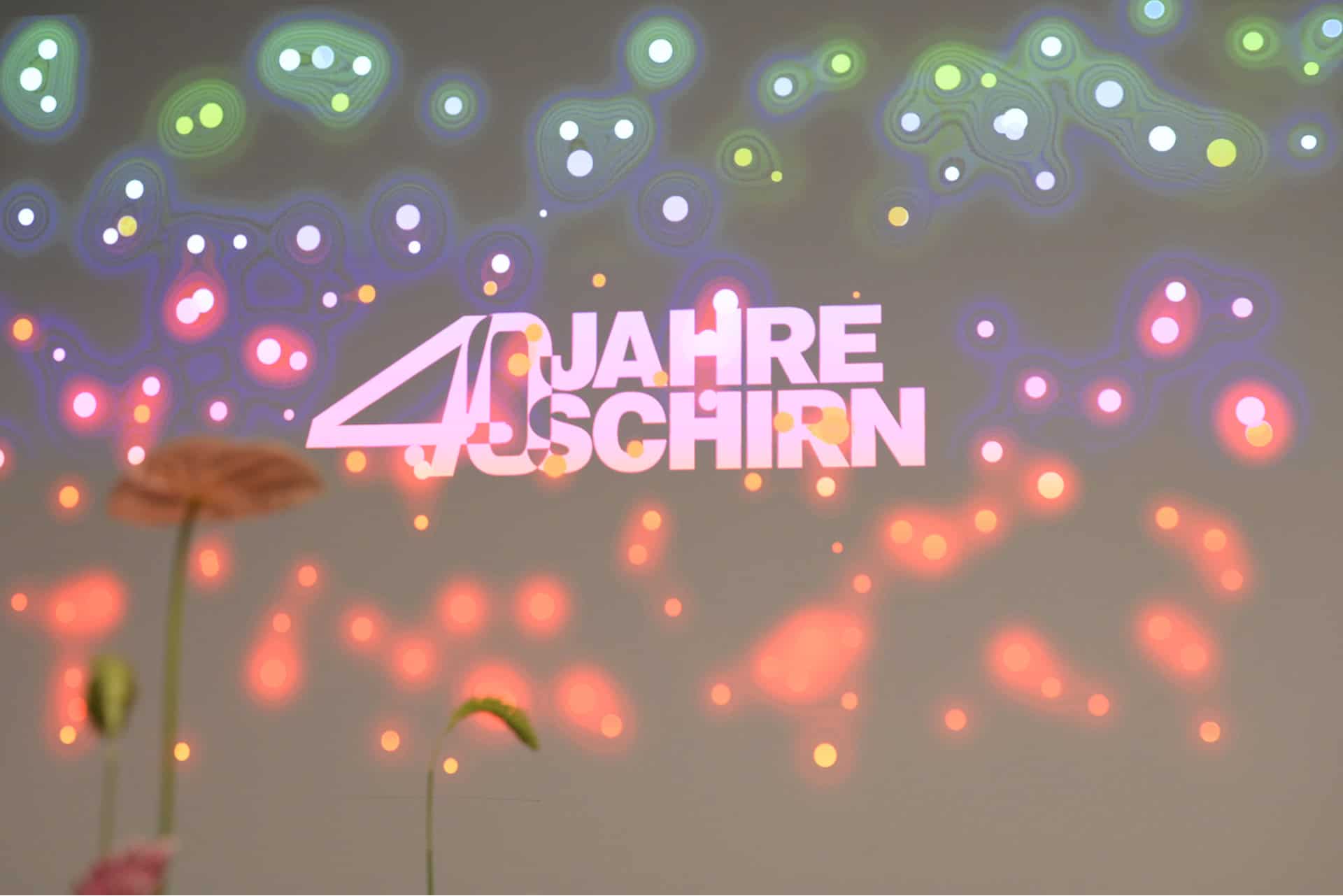 Feier zum 40. Jubiläum der Veranstaltungshalle mit bunten Lichtern und Dekorationen.