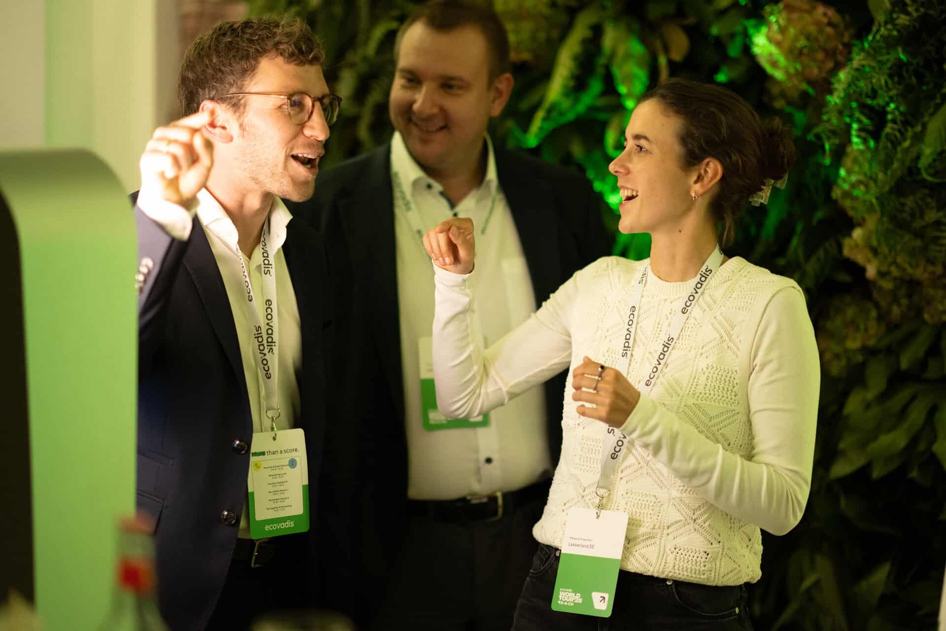 Drei Menschen diskutieren auf nachhaltigen Event