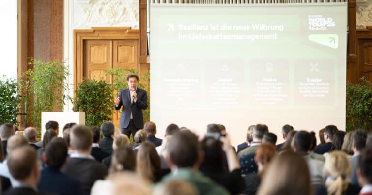 Dozent hĂ€lt Vortrag auf BĂŒhne bei EcoVadis Event