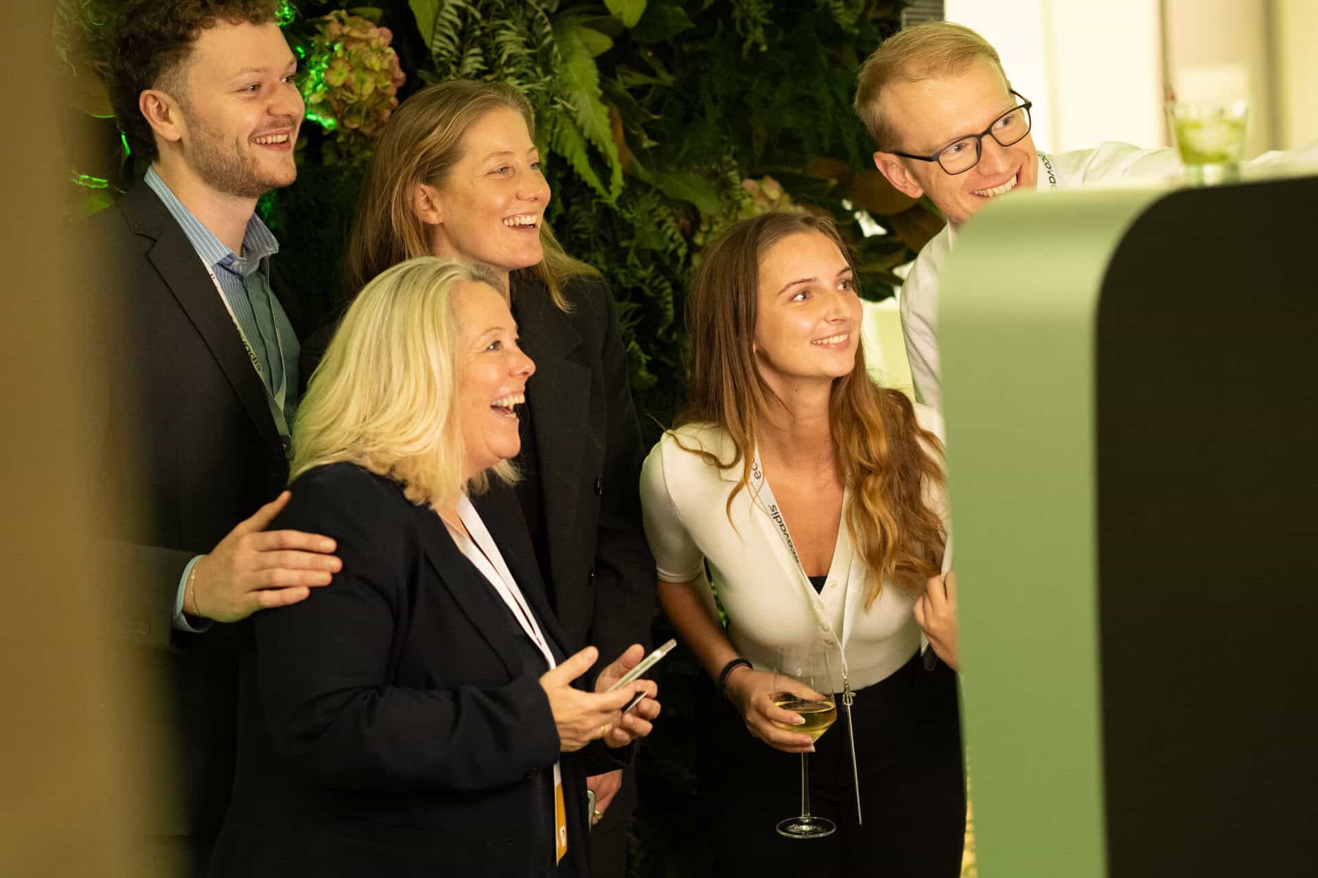 Freudige GĂ€ste posieren vor Fotobox von formwandler events