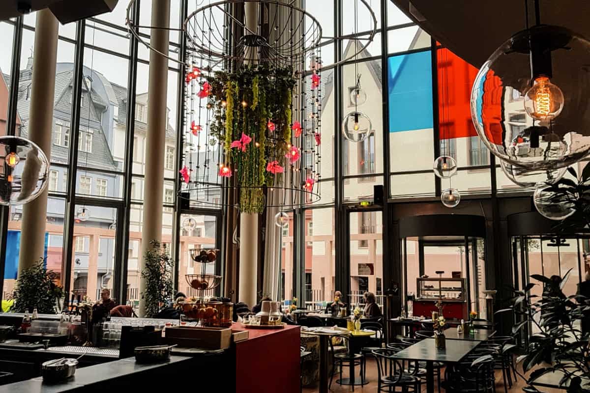 Eventlocation in Frankfurt, Badias Schirn Café, Saal mit Glasfront