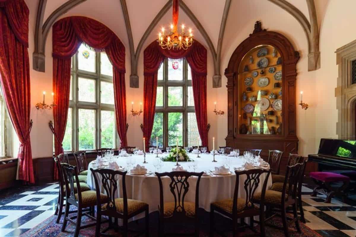 Eventlocation in Frankfurt, Schlosshotel Kronberg, große Speisetafel im historischen Speisesaal